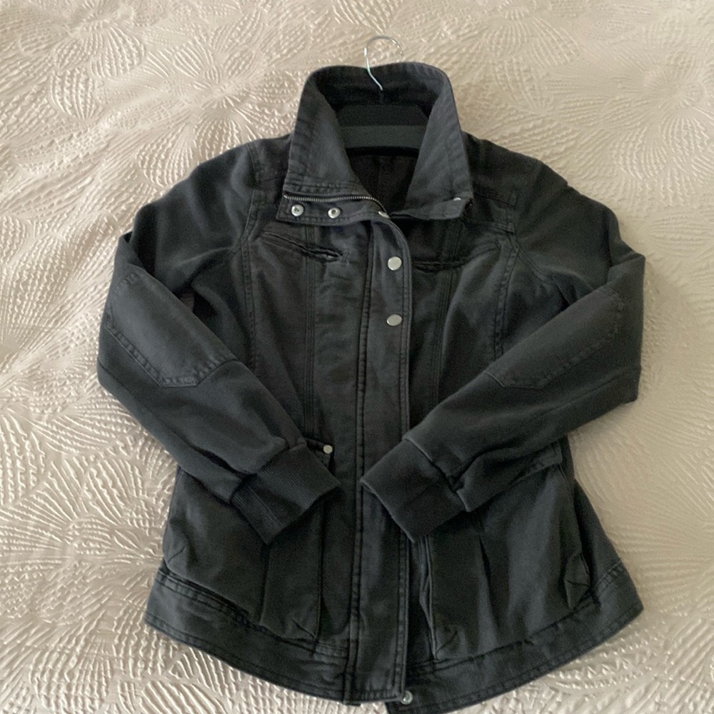 Dray grey, casual CoffeeShop jacket. Functional pockets and zipper detail.